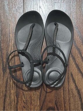 FitFlop IQUSHION Splash Sparkle T-Bar Sandals